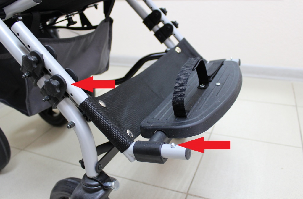 Коляска Амбрелла_кнопки-фиксаторы_регулировка по высоте_со стрелкой.jpg